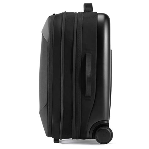 nomatic navigator carry on 37l.